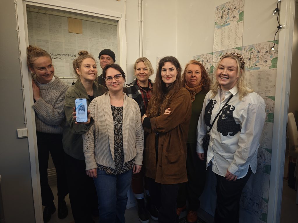 Second Hand Tampery ry:n syyskokous 1.11.2025 Kestävän elämän keskuksella Kalevan hallilla. Vas. Leena Aalto, Kristiina Paananen, Anne Korkala (etänä puhelimessa), Laura Hietaniemi, Niilo Rautio, Johanna Leino, Juulia Heinämäki, Sari Tuomaala ja Neea Perkiö.